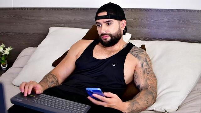 Preview photo of webcam model lukhas on Flirt4Free