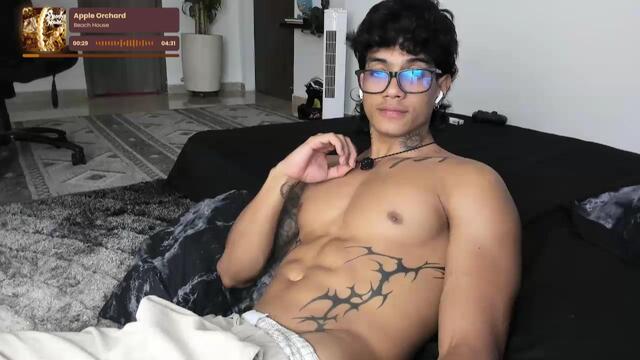 Preview photo of webcam model aress-damon on Flirt4Free