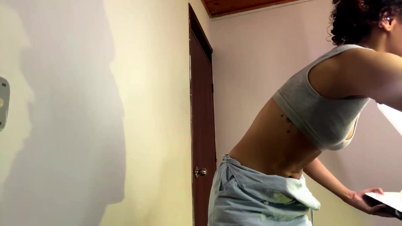 Preview photo of webcam model curlyscarlettven on XloveCam