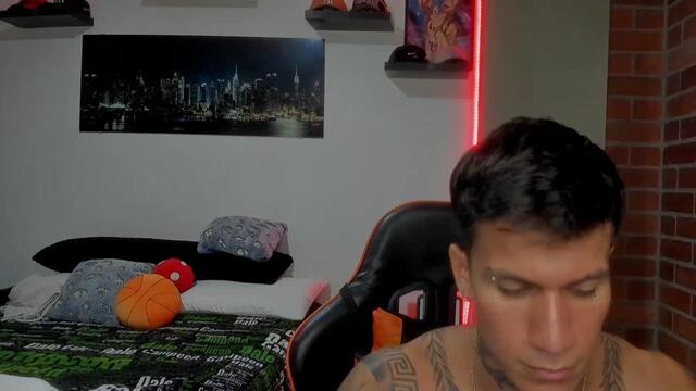 Preview photo of webcam model petter-grey on Flirt4Free