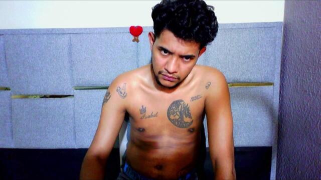 emiliano-hott: عارضة كاميرا ويب على Flirt4Free