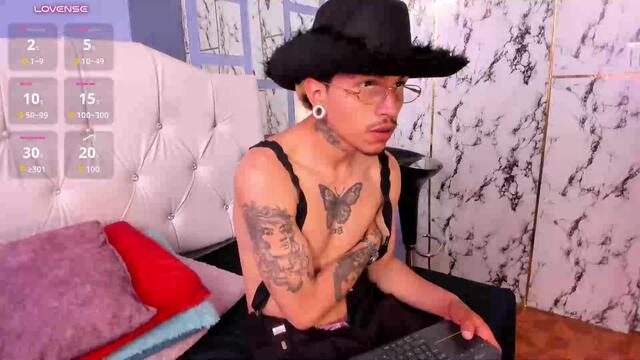 Preview photo of webcam model valentino-knox on Flirt4Free