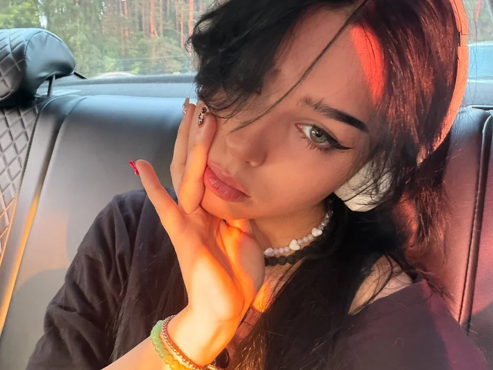 Holly_official (Stripchat): fotod ja profiil