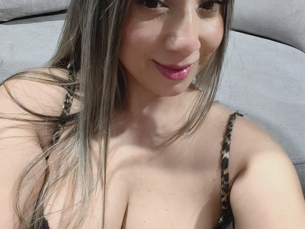 Preview photo of webcam model emma1981 on Stripchat