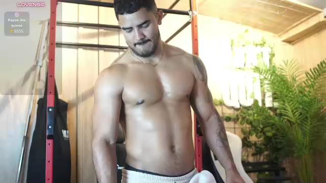 reik_von, model webcam de Chaturbate: fotos