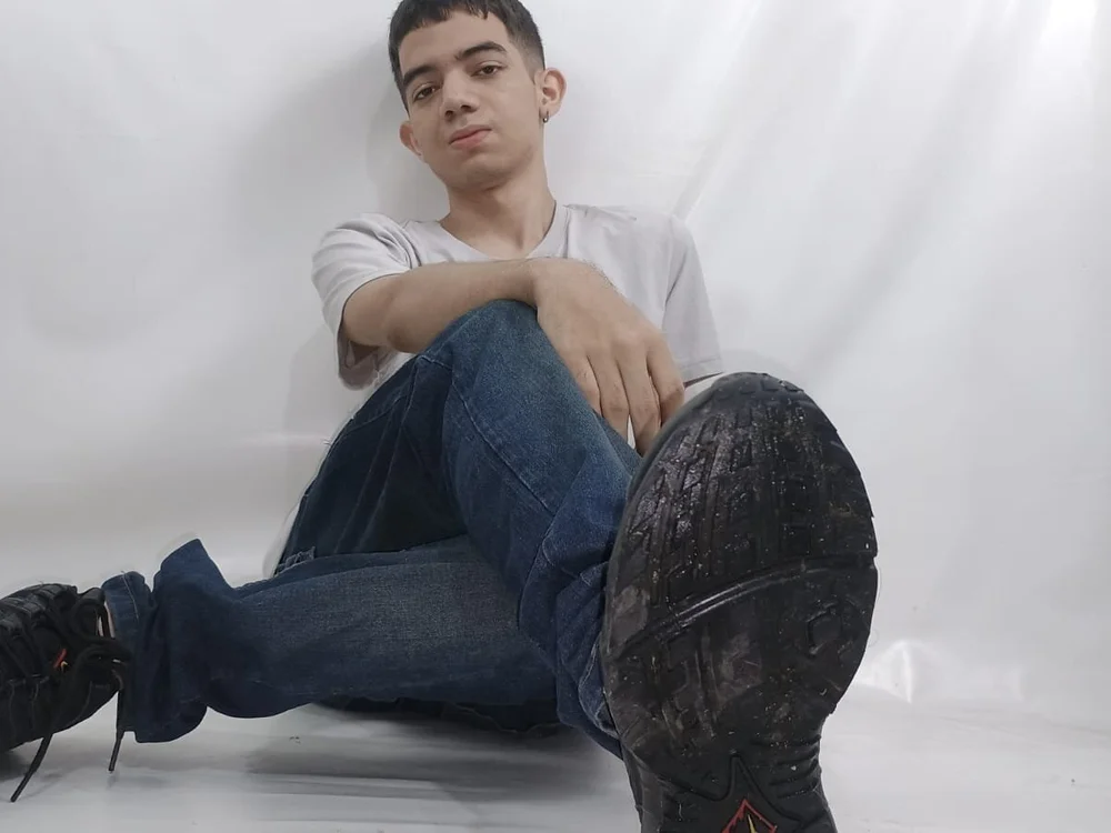leandrocum18, webcammodel på Stripchat: fotos