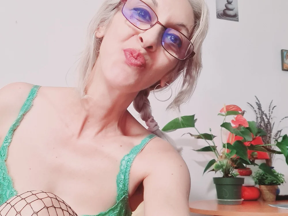 siminafoxx4uu, webcam model na Stripchat: slike