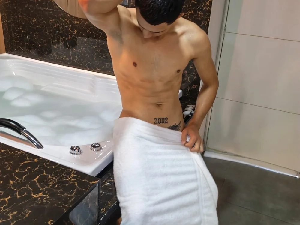 Cris-h — Stripchat ওয়েবক্যাম মডেল: ছবি