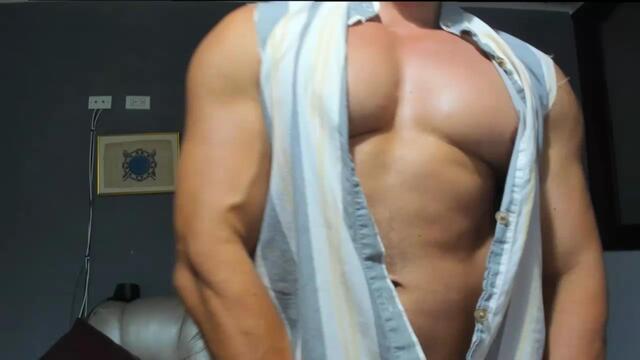 Preview photo of webcam model derek-frost on Flirt4Free