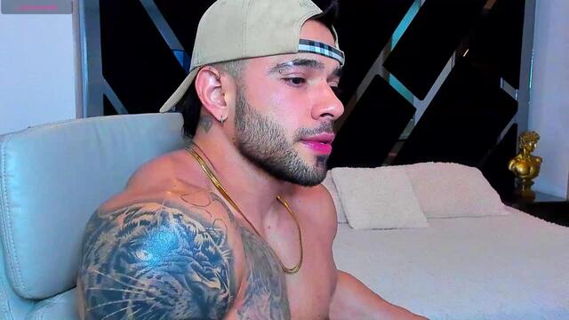 Preview photo of webcam model ray-torres on Flirt4Free