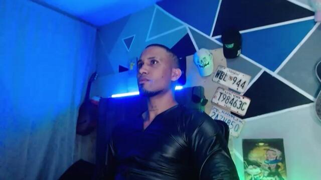 Preview photo of webcam model magnus-frost on Flirt4Free