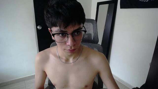 Preview photo of webcam model thom-torr on Flirt4Free