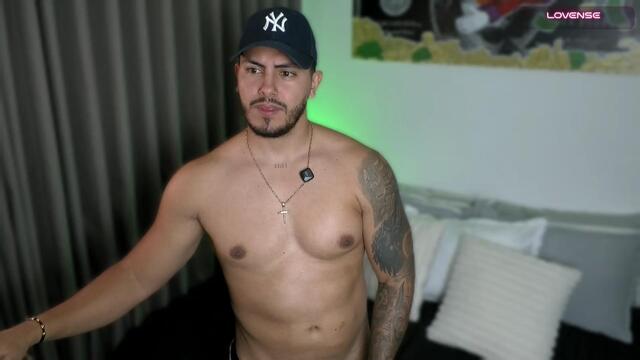 Preview photo of webcam model owen-pierces on Flirt4Free