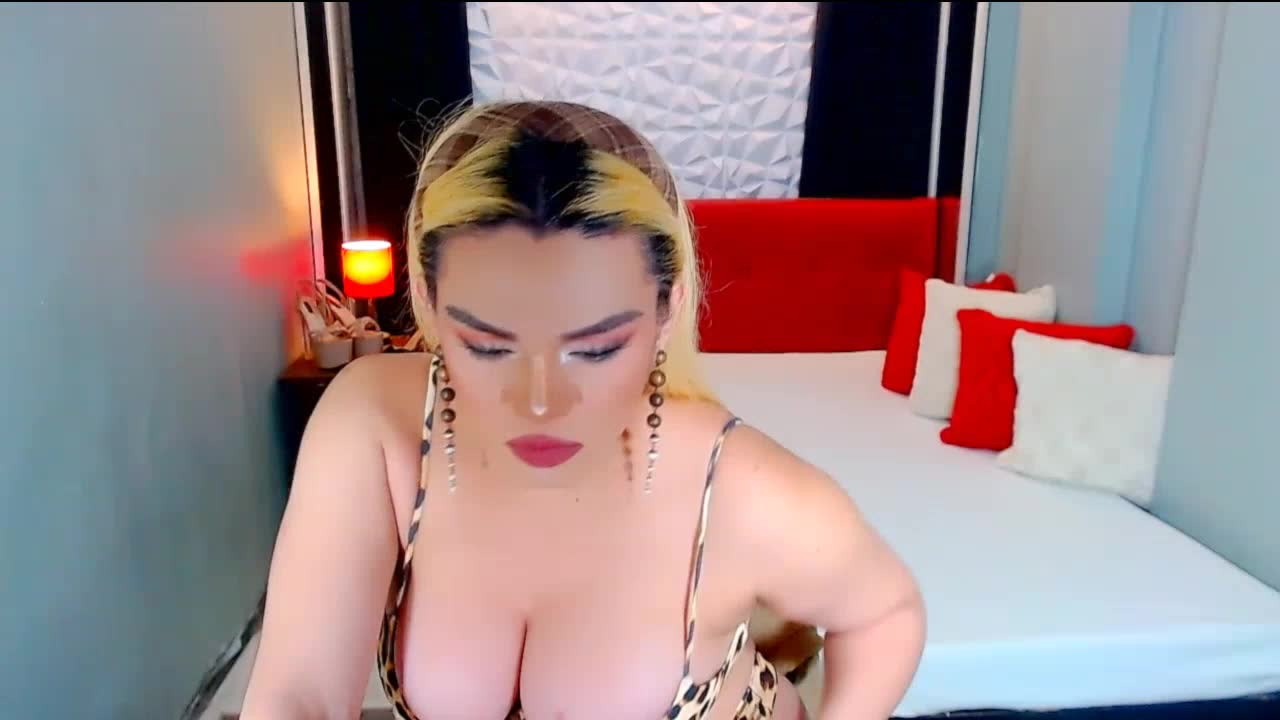Preview photo of webcam model sainthornyts on XloveCam