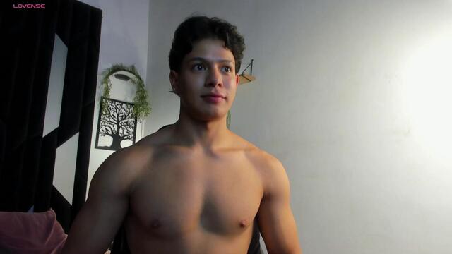 tony-petrov: عارضة كاميرا ويب على Flirt4Free