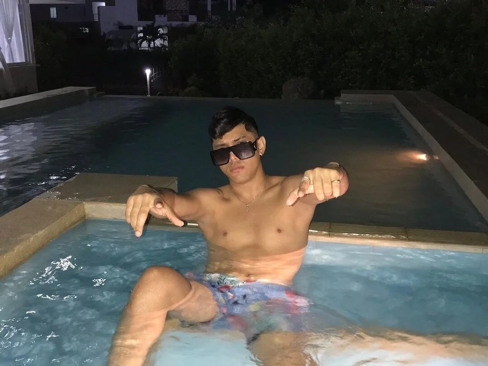Preview photo of webcam model tonysexyboy on Stripchat