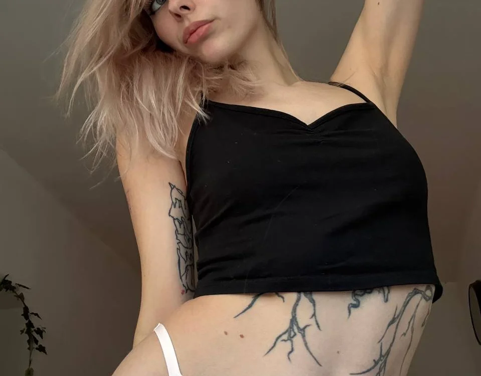 Preview photo of webcam model MiaDavis21 on Stripchat