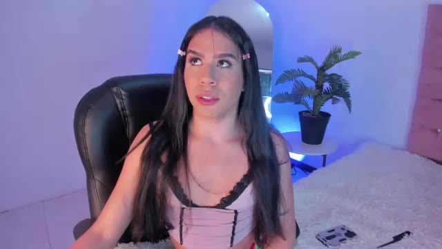 Preview photo of webcam model sophia_velarie on Chaturbate