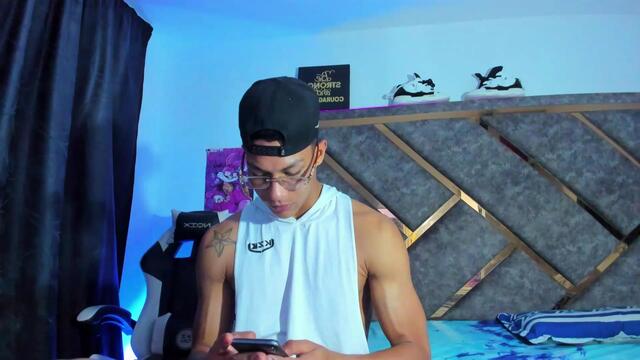 Preview photo of webcam model dany-trevor on Flirt4Free